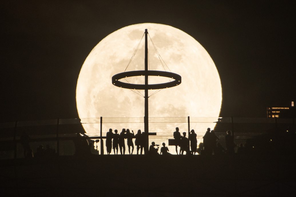  拼盘／今年首次“超级月亮”将于8月2日现身夜空