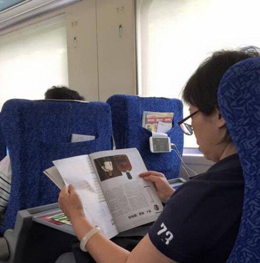 搭火车见妇人“书籍倒著看” 网笑：卧底任务会失败！