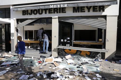 新图FRANCE RIOTS MARSEILLE:Fourth night of unrest across France following the fatal shooting of a 17-year-old