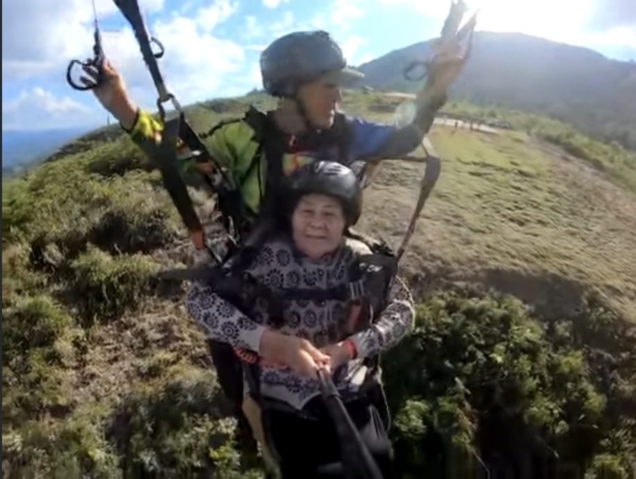 87岁老奶奶挑战滑翔伞 兰瑙当“空中飞人”