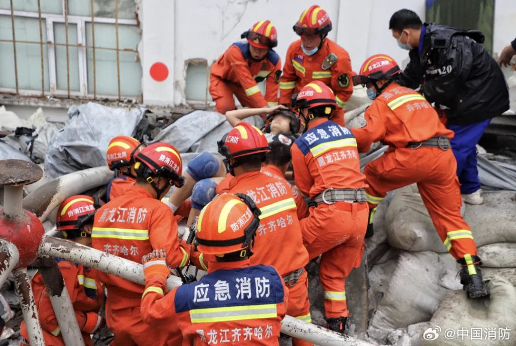 更新)看世界两图／黑龙江一间中学体育馆楼顶坍塌　逾10人被困