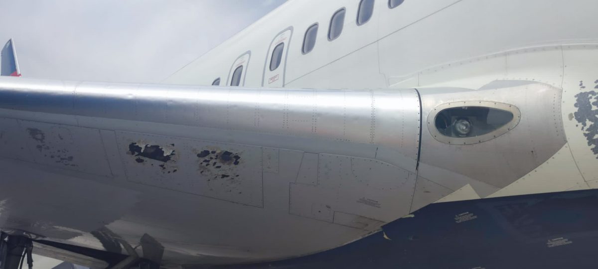 机头被冰雹砸出洞  米兰飞纽约的航班被迫降罗马机场