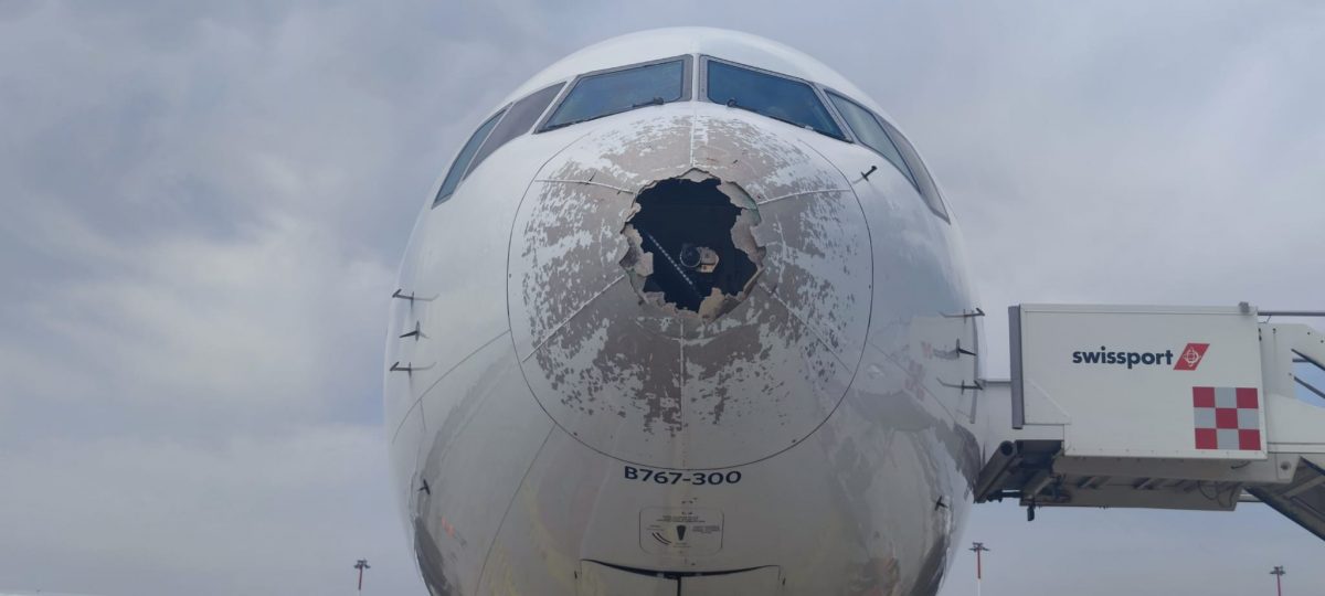 机头被冰雹砸出洞  米兰飞纽约的航班被迫降罗马机场