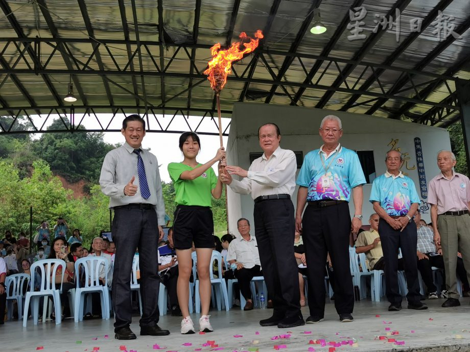 柔： 首获校友赞助经费办运动会  峇华中五小500健儿竞赛
