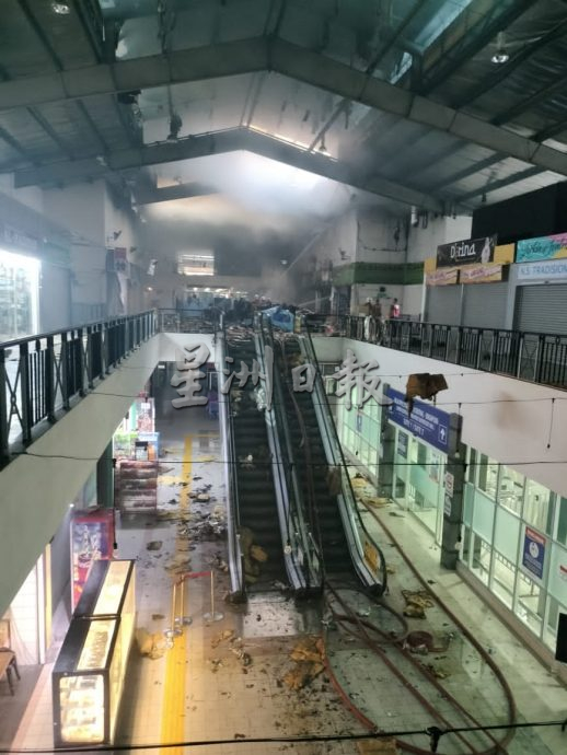 柔：拉庆中央车站 火势吓人  4店烧毁幸无伤亡