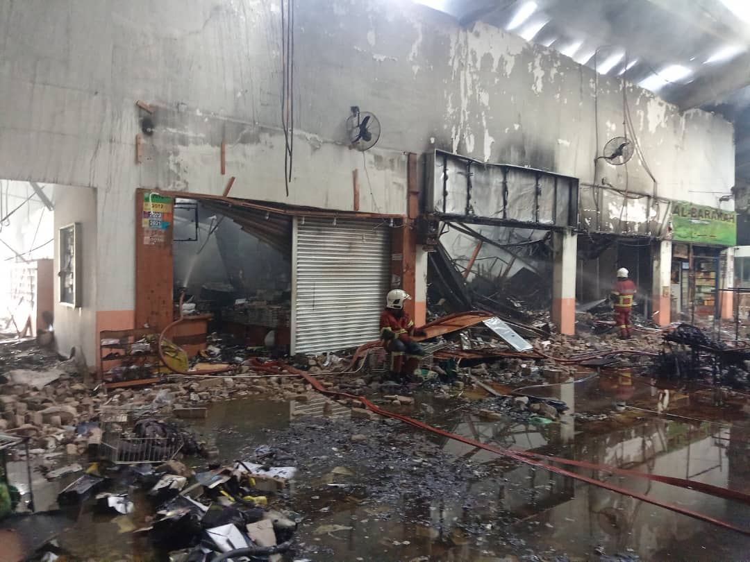 柔：新山拉庆中央车站失火，4商业单位烧毁