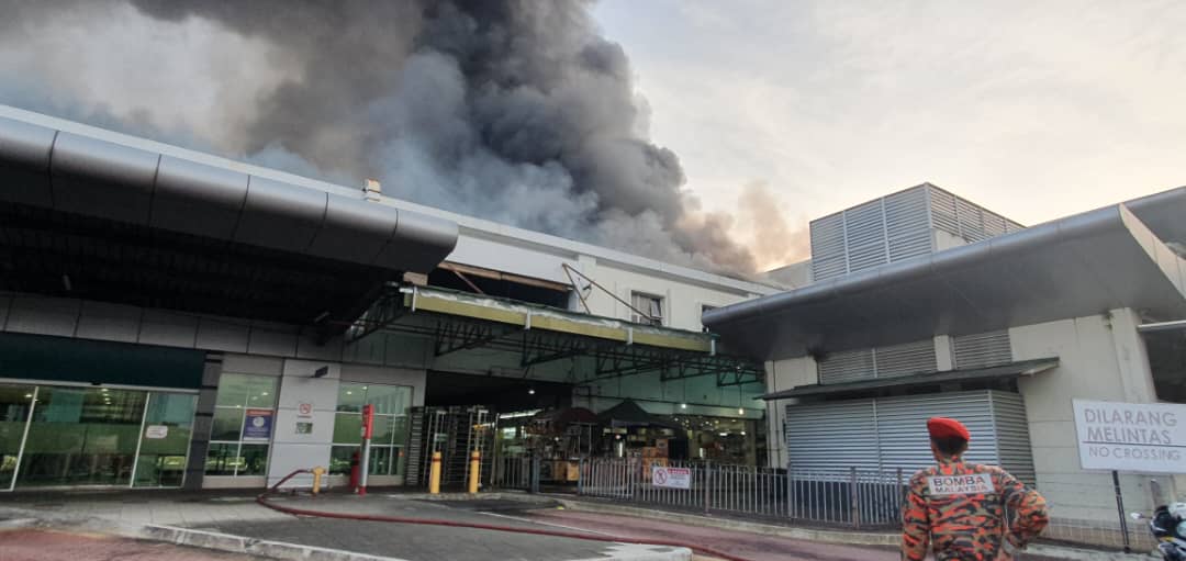 柔：新山拉庆中央车站失火，4商业单位烧毁