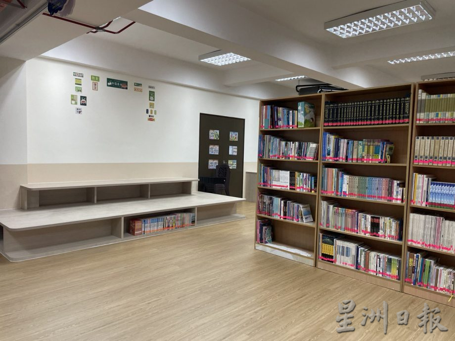 柔：新闻：耗10万打造 藏书逾万本  泰丰图书馆 环境舒适