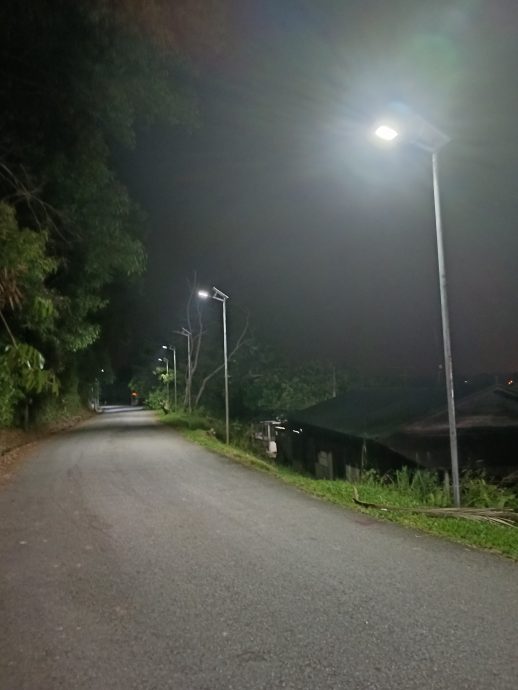  柔：版二：亚依淡夜里一片漆黑，村长申请装置路灯
