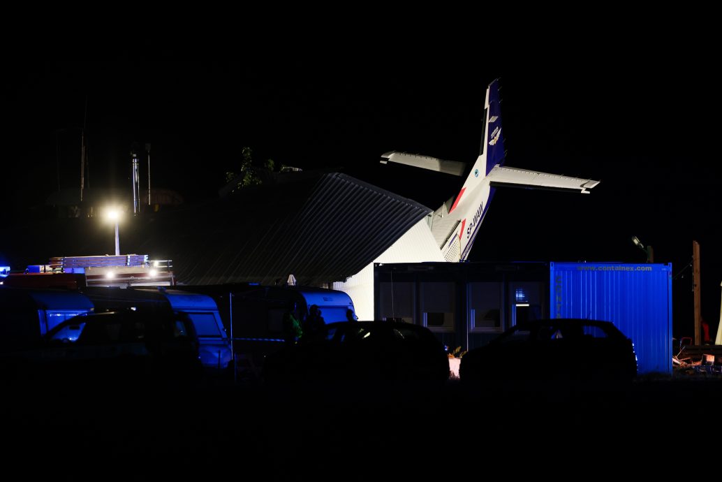 波兰小型飞机疑因天候不佳坠毁机库 造成5死8伤