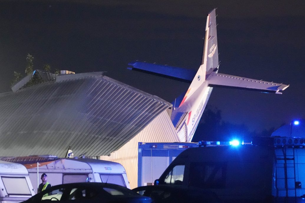 波兰小型飞机疑因天候不佳坠毁机库 造成5死8伤