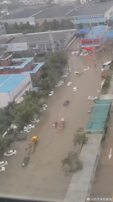 津冀迎今年来最强降雨  道路水浸司机弃车逃生   