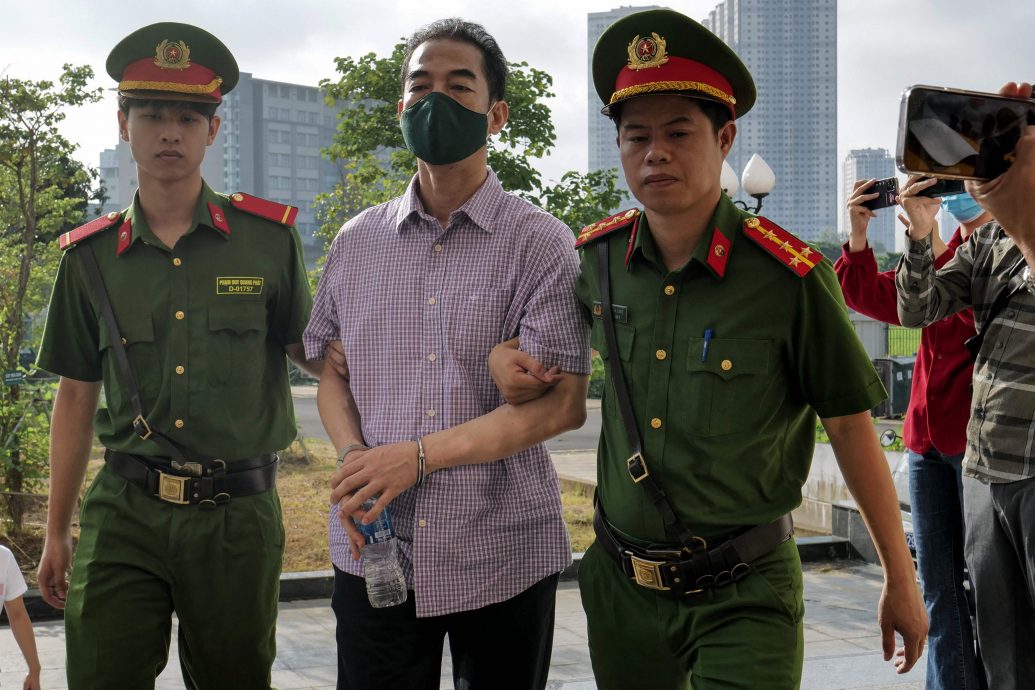 涉冠病救援包機受賄案 越南逾50名高官受審