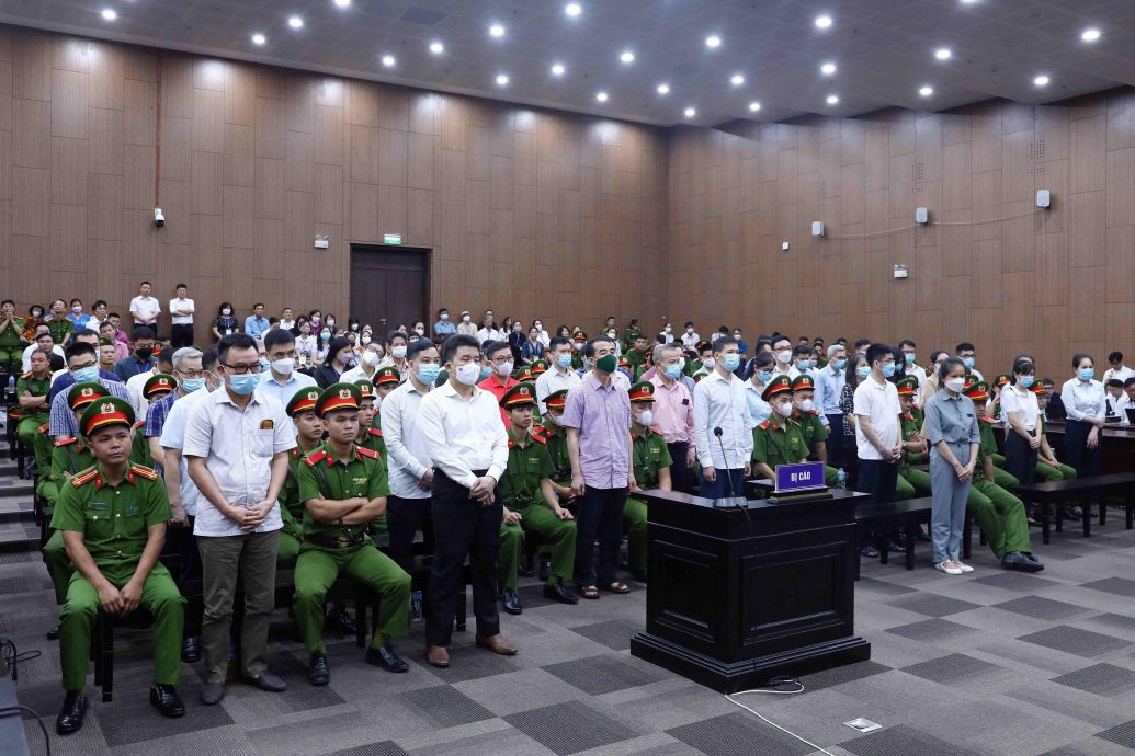 涉冠病救援包机受贿案 越南逾50名高官受审