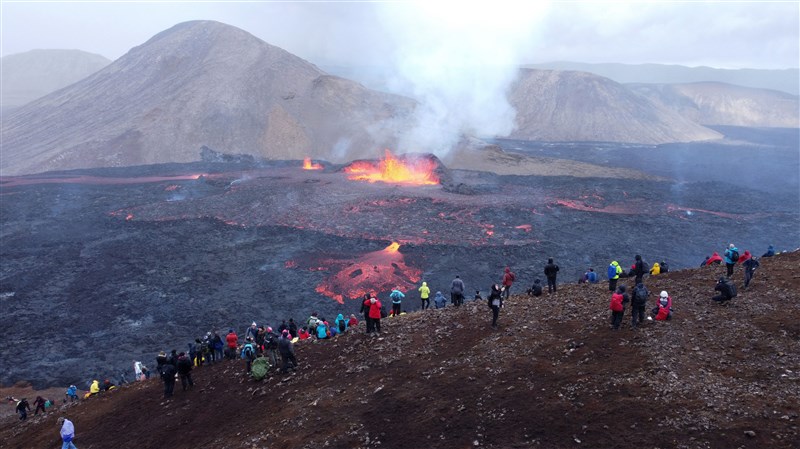 火山喷发风险增 冰岛首都1天内地震2200次