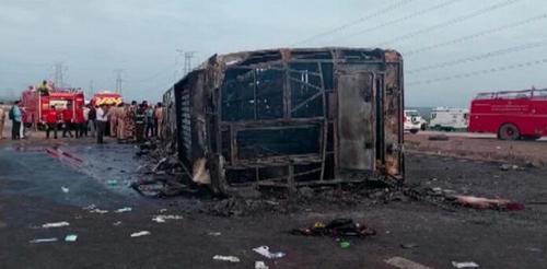 看世界换图／印度巴士爆胎变火烧车 26乘客丧命