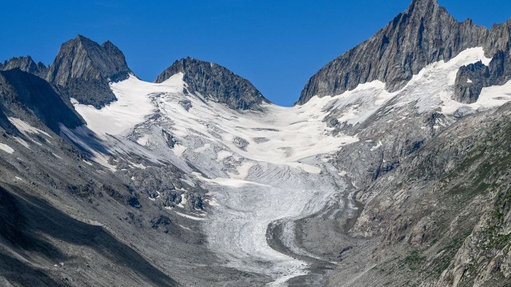 看世界／冰川消融速度加快 瑞士寻获失踪37年登山客遗骸
