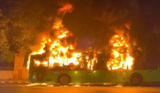 看世界／印度巴士爆胎变火烧车 26乘客丧命
