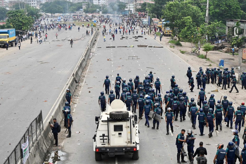看世界／孟加拉国警方与要求总理辞职的抗议者发生冲突