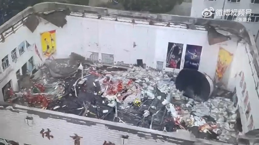 看世界／黑龙江一间中学体育馆楼顶坍塌　逾10人被困