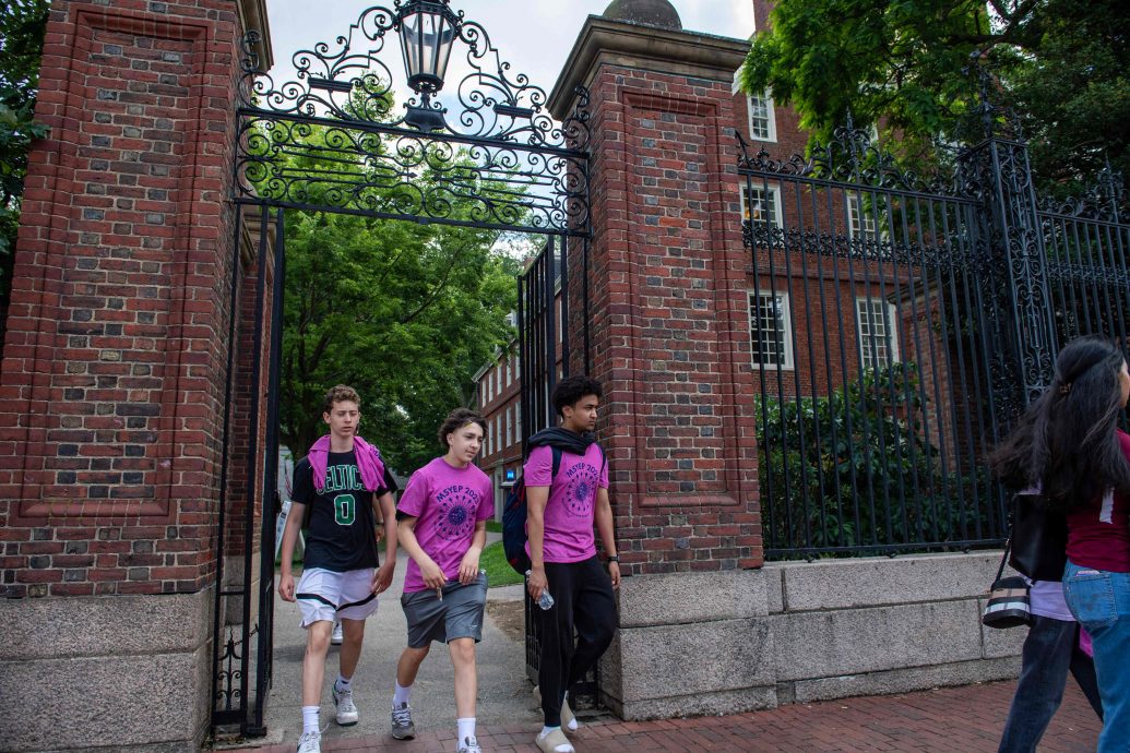 美国调查哈佛大学校友、捐款者子女入学政策