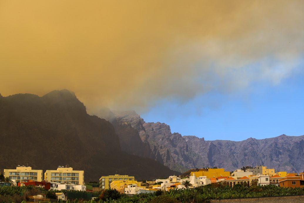 西班牙拉海岛发生林火  超2500名居民被疏散