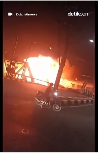 视频 | 印尼三宝珑火车撞上大卡车爆炸 1乘客受伤