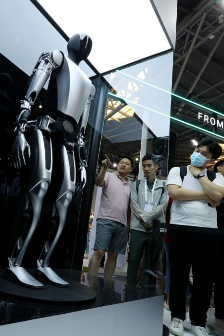 视频 ｜ 上海AI大会∕Tesla机械人Optimus现身 身高172公分可单手举起钢琴