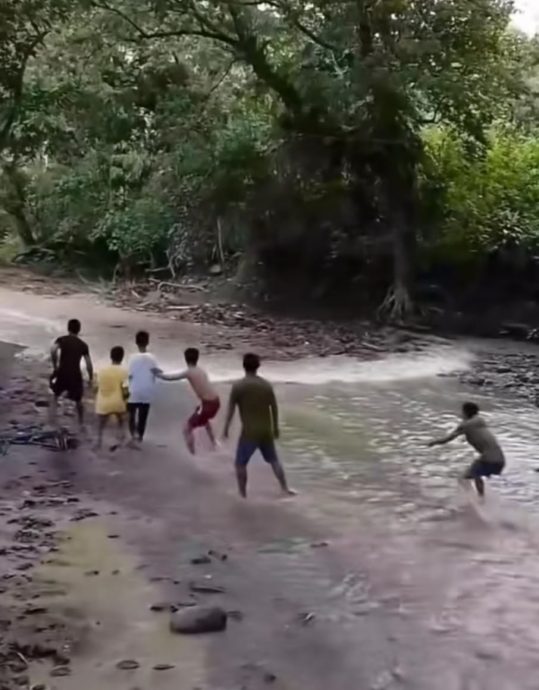 视频|少年为玩耍等洪水来袭  网惊：山洪不是拿来玩的
