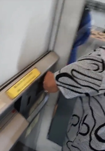 视频|视障夫妇携2幼儿被困LRT电梯  “紧急关头按钮全坏”