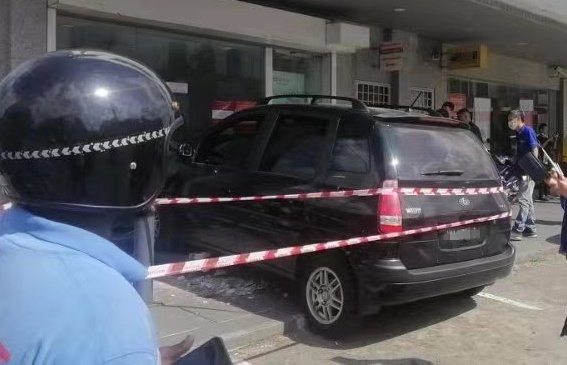 车子撞破银行玻璃镜 警方：司机不慎踏到油门