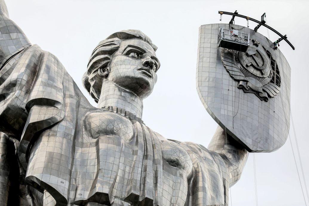除遗毒！ 基辅地标“祖国之母”雕像苏联国徽拆了