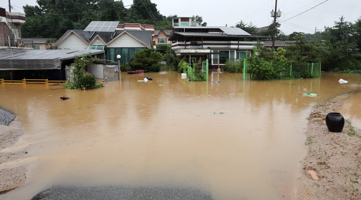韩国发生山体滑坡和洪水 至少7死逾千人疏散