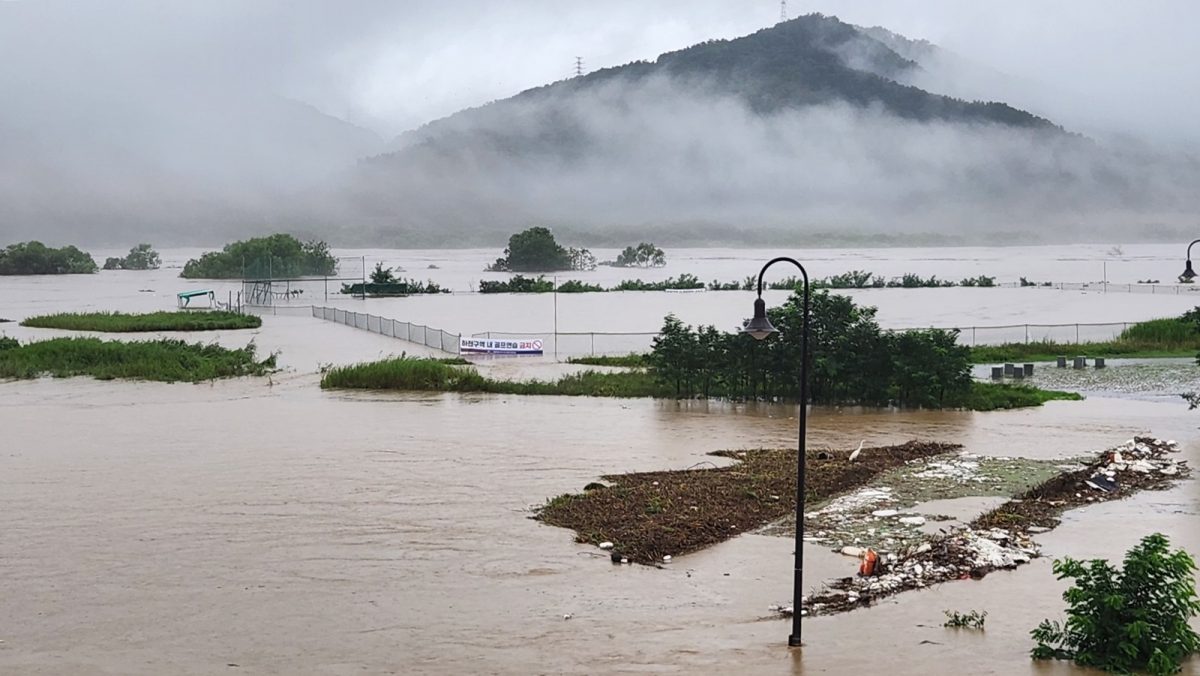 韩国发生山体滑坡和洪水 至少7死逾千人疏散