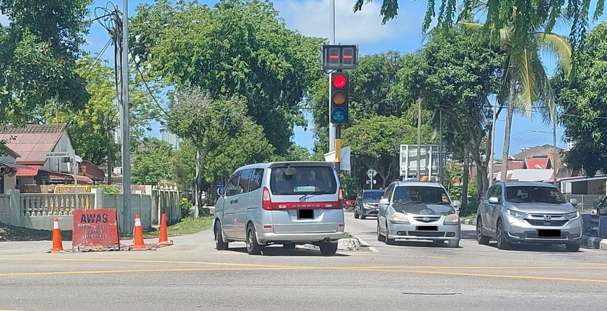 （古城版）转弯处路中央突然有障碍物对道路使者用不利