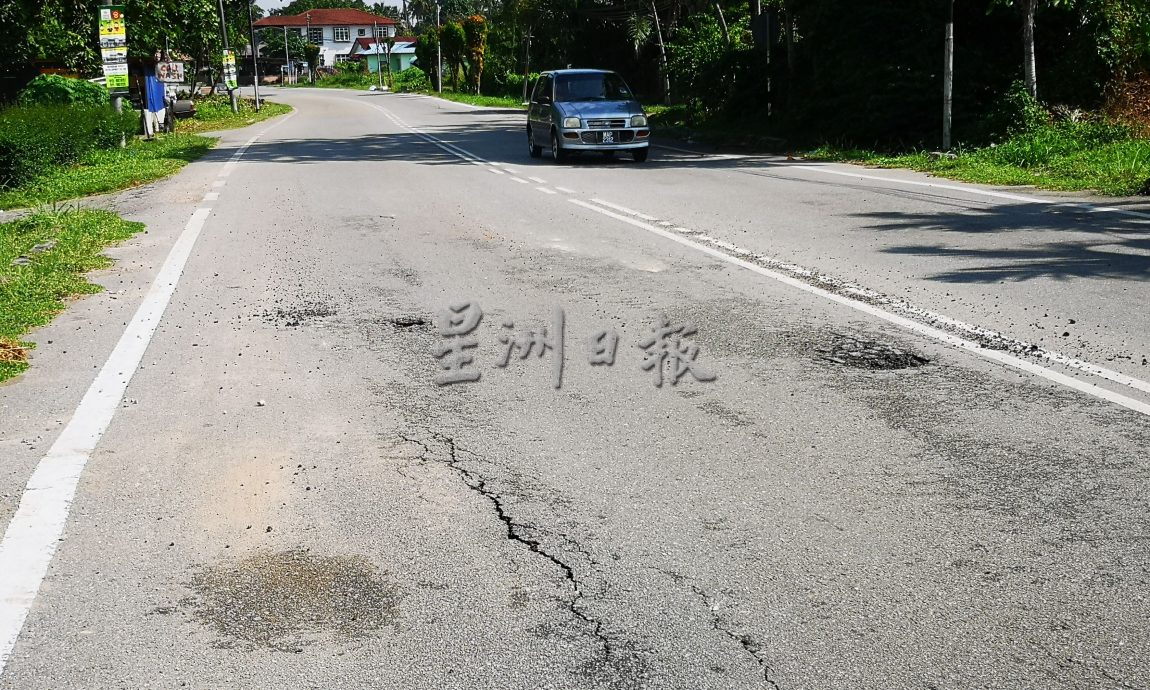 （古城第四版主文）疑承受不住重压，武吉南眉七里半大路3天来两处地下水管爆裂