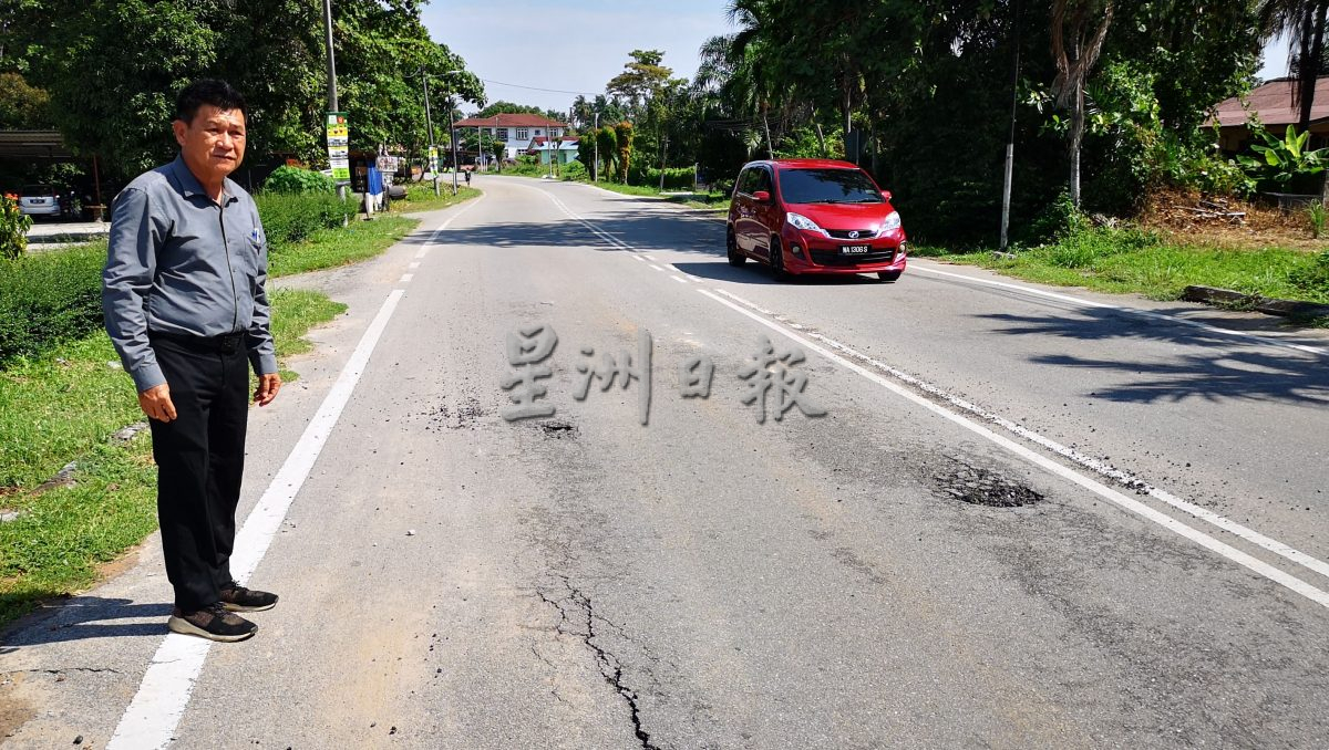 （古城第四版主文）疑承受不住重压，武吉南眉七里半大路3天来两处地下水管爆裂