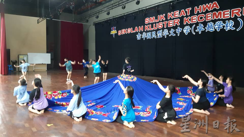 吉华华中舞蹈团赴华参赛 以少数民族《羌绣》主题放眼夺冠！