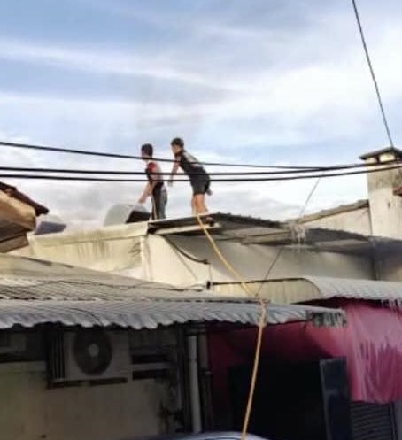 （大北马）外籍员工见义勇为，爬屋顶灭火踩空坠伤