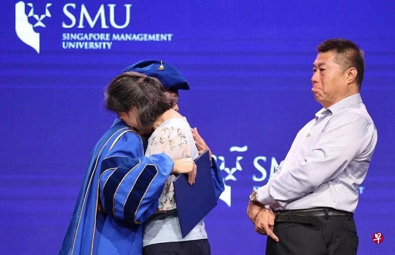 （已签发）柔：狮城二三事：法律系学生台湾溺毙 父母含泪代领毕业证书