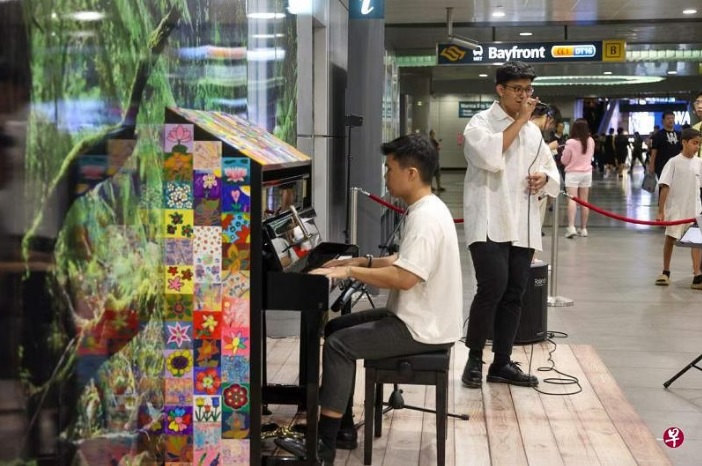 （已签发）柔：狮城二三事：狮城地铁站摆放钢琴 欢迎乘客弹奏