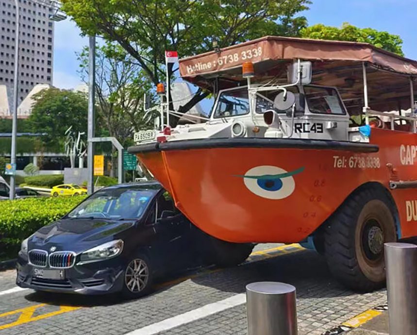 （已签发）柔：鸭子船与轿车相撞　游客与职员起争执　惊动警员到场调解