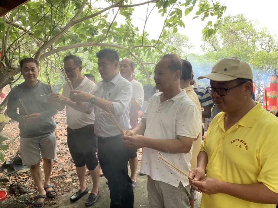 ns芦骨：芦骨希盟准候选人朱建华乘船拜祭拿督公