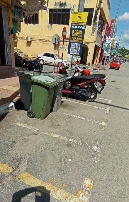 ns马口:马口大街摩托车位被垃圾桶霸占