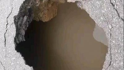 双溪浮油─双溪赖路段 出现2呎深坑洞