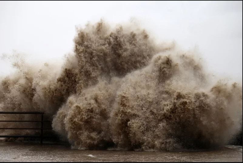 「卡努」掀20公尺巨浪 浙江温州46条水上航线全停航