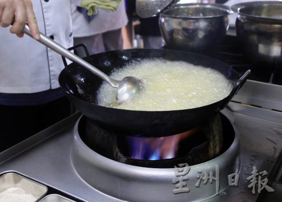 【与热为伍／02】200℃的“烤”验──高温煮炒，厨师如何化热为凉？