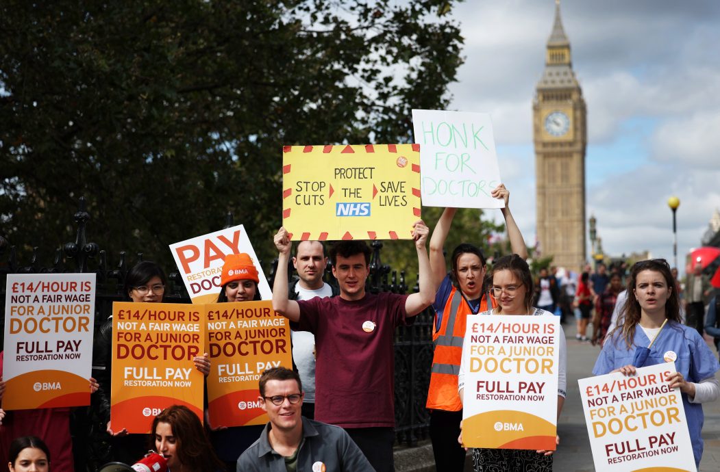 不满加薪幅度追不上通胀 英初级医生展开新一轮罢工