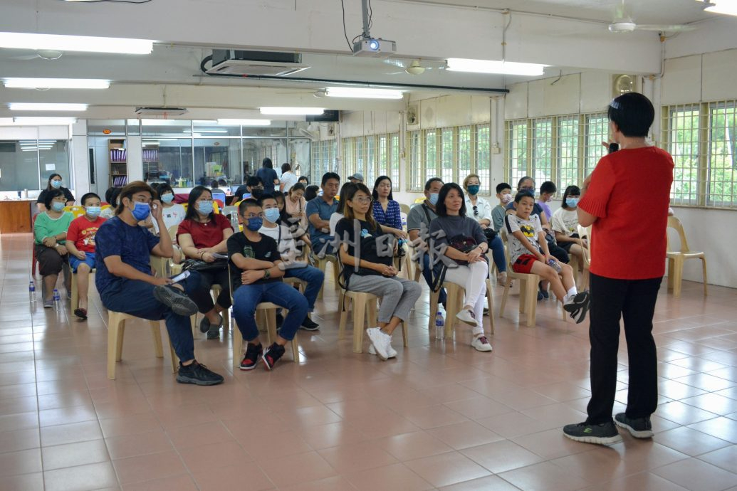 东：吉兰丹中华独中举办“走进丹中”线上线下招生说明会，为小六生家长讲解丹中办学理念、学分制和学生在校生活情况。