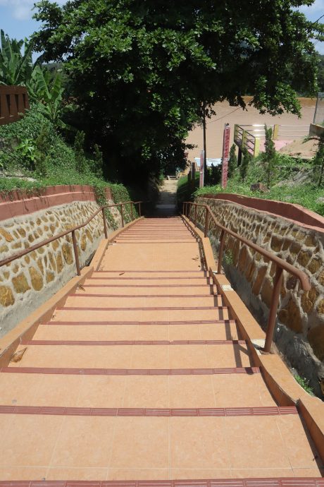 东：欢迎光临：瓜拉吉赖有座近百年历史的“测水梯”及记录水灾水位最高点的“纪念柱”